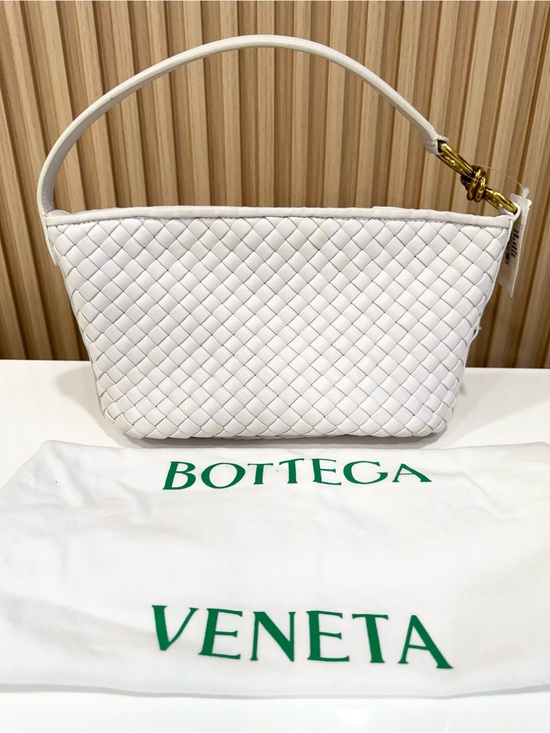 Bottega Veneta Handbags - Bottega Veneta White Chalk Padded Intrecciato Leather Knot Shoulder Bag